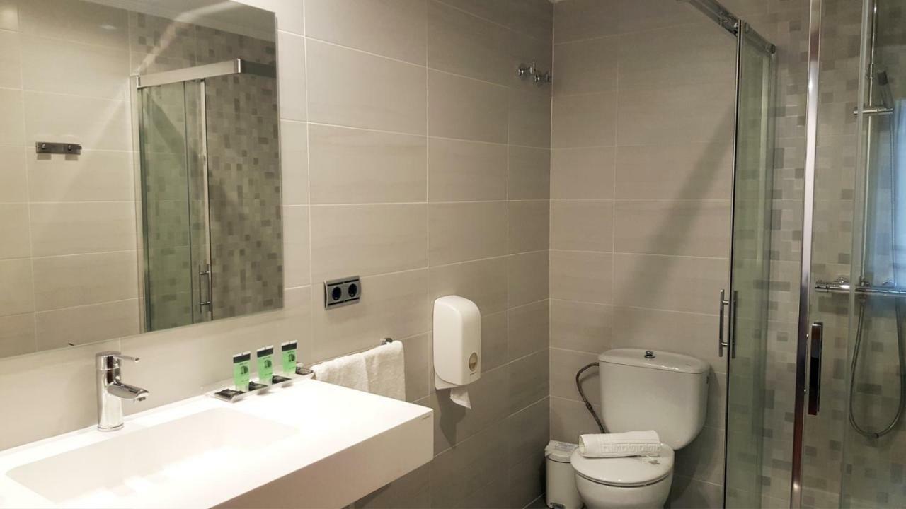 Family Room Bath,1771731689:JPEG