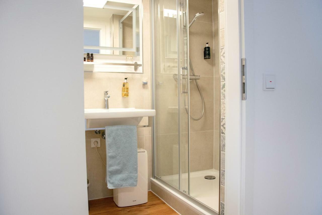 Single Room,1087378162:JPEG