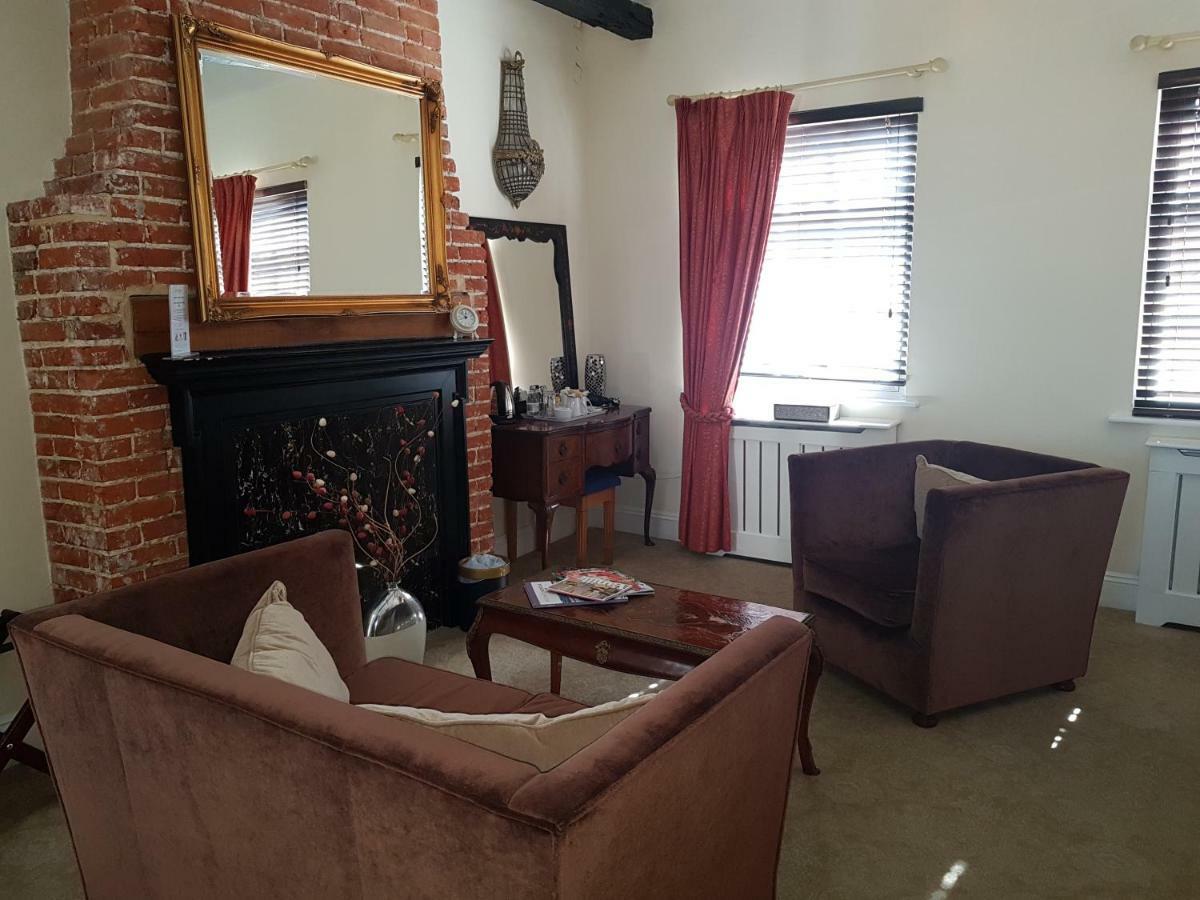 Deluxe Suite Not Dog Friendly,783869091:JPEG