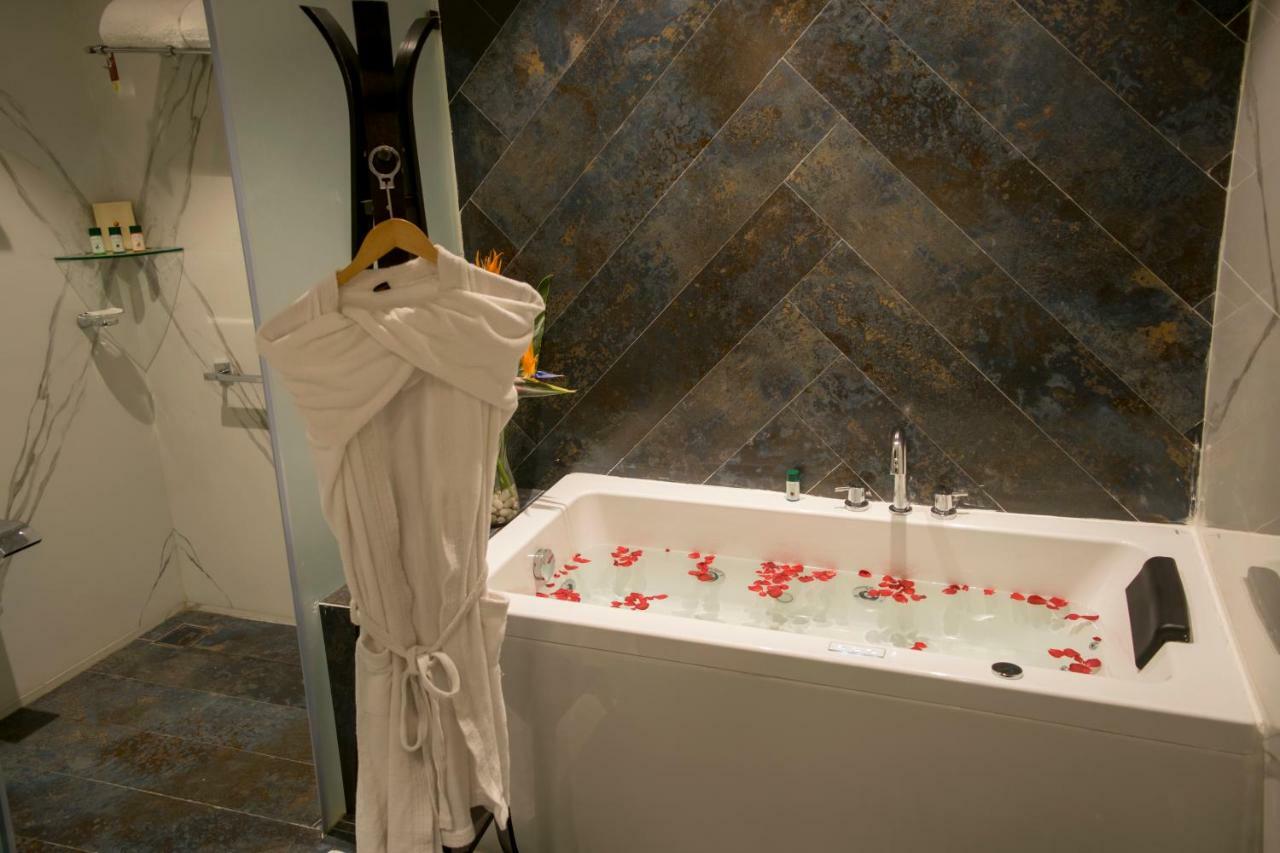 Executive Suite on Spa Food & Soft Beverage & on Salon on Laundry Only washing & Ironing per,786091389:JPEG