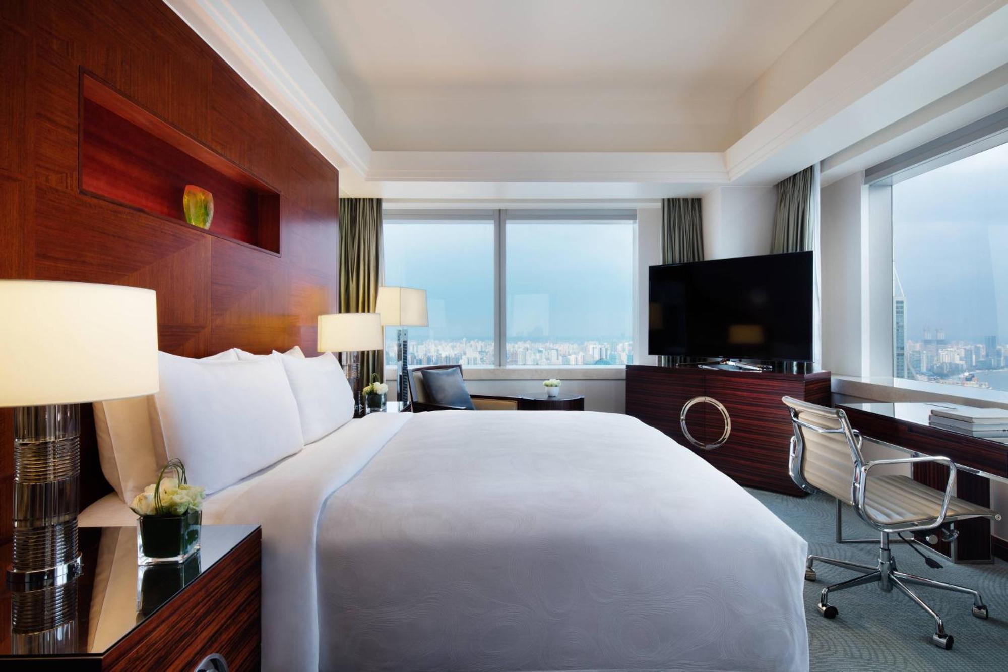 Corner King Room with Skyline View