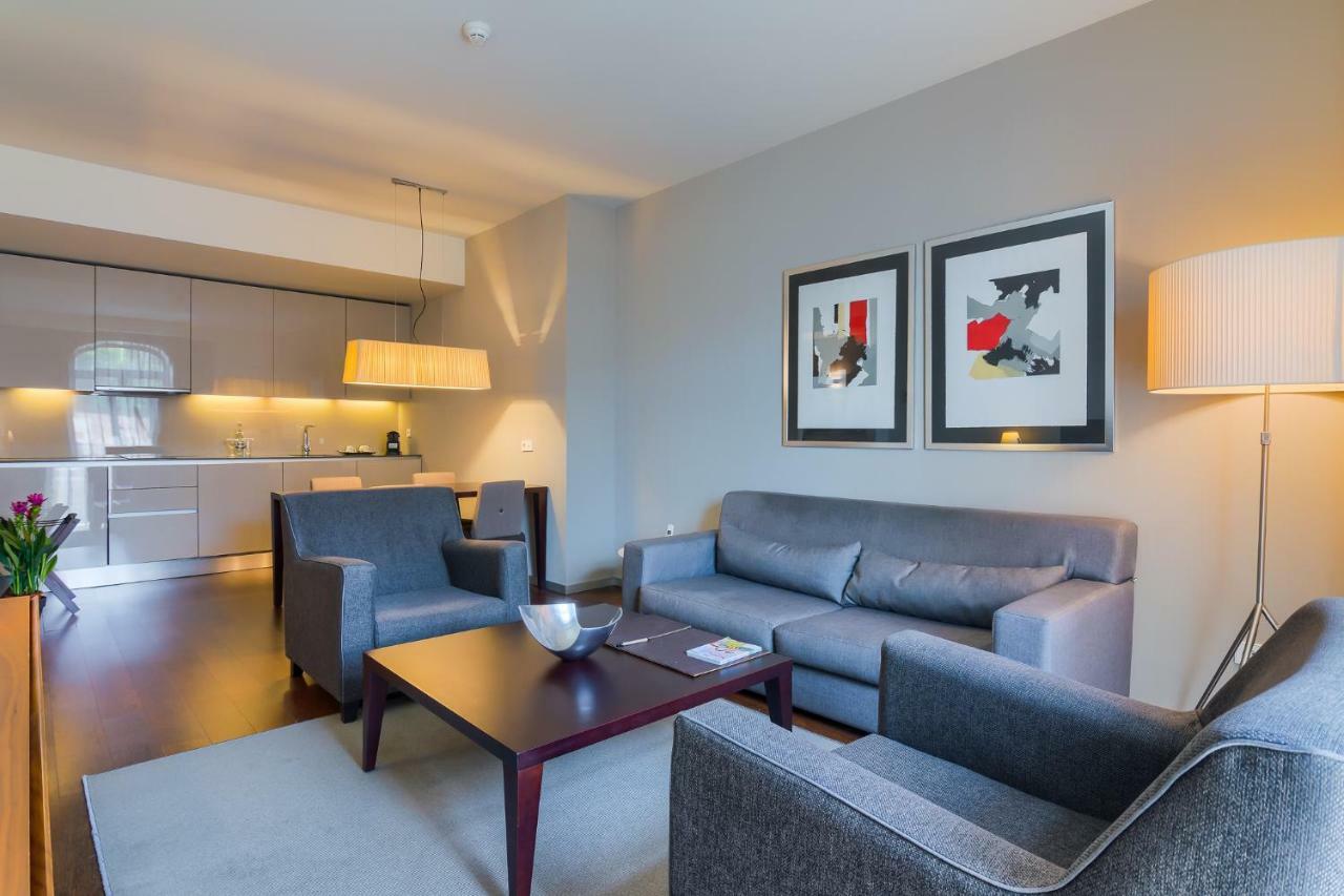 Executive Suite King bed,799120980:JPEG