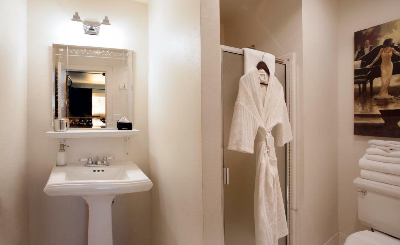 Ground Floor Deluxe King Room Private Bathroom