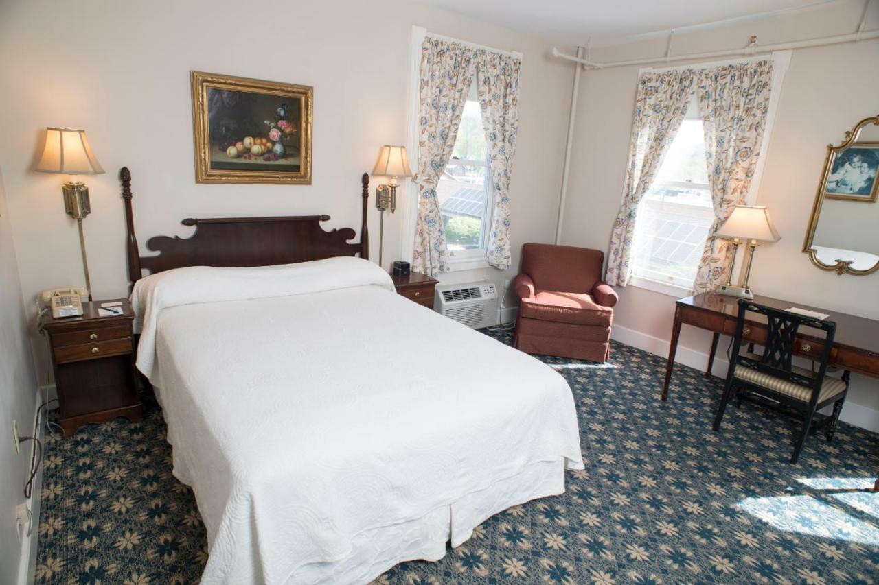 Deluxe Main Inn Room One Queen Bed