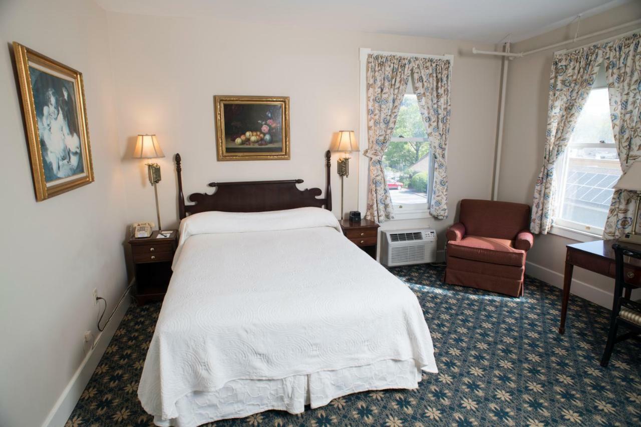 Deluxe Main Inn Room One Queen Bed