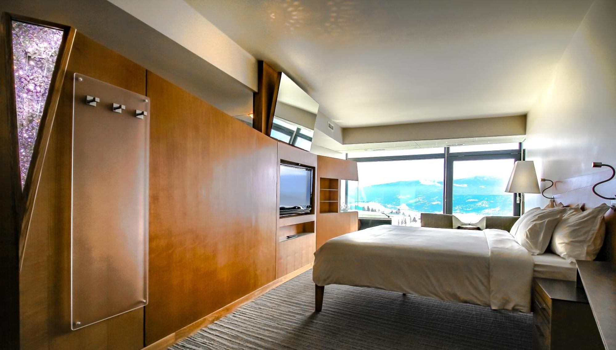 Deluxe King Room Mountain View