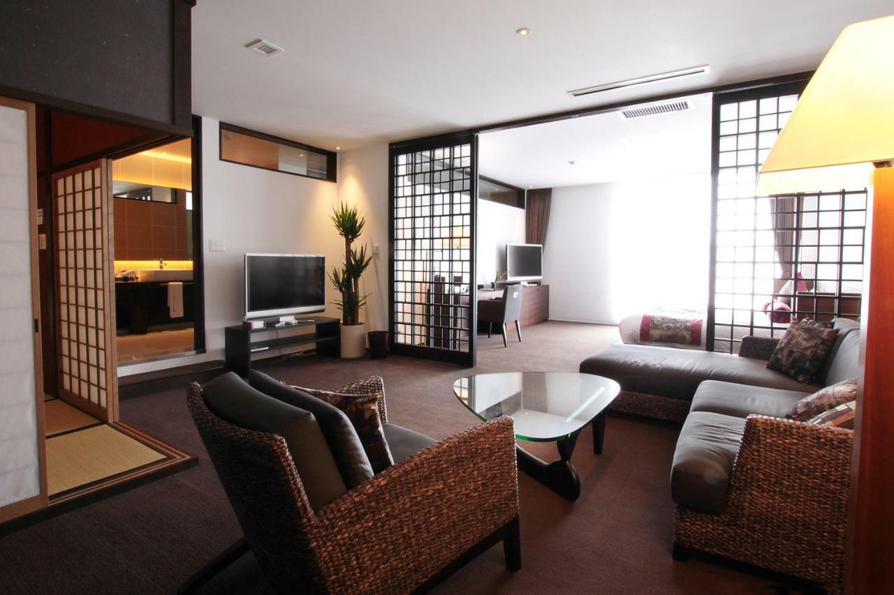 Executive Suite,828616745:JPEG