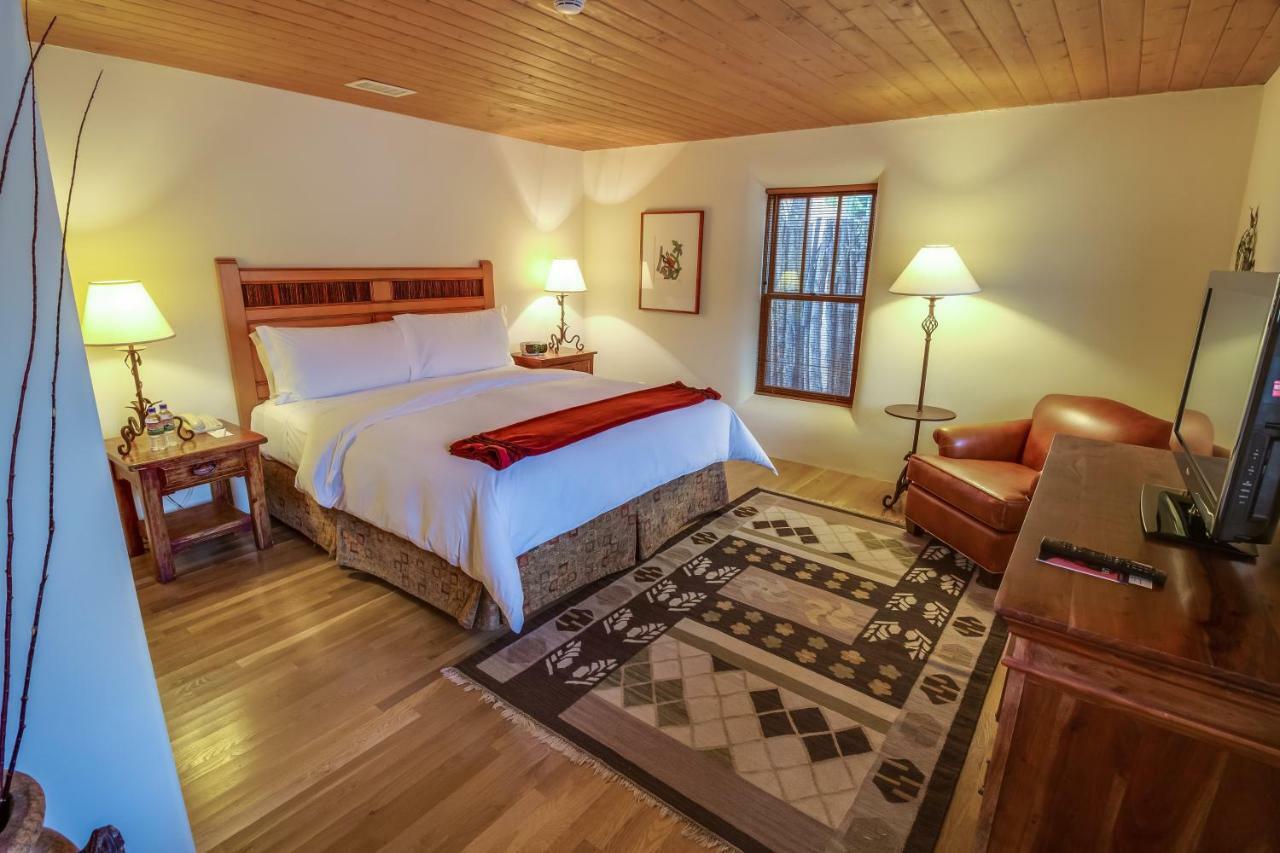 Traditional King Room Patio or Balcony,889595074:JPEG
