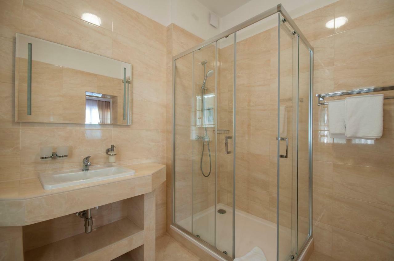 One-Bedroom Suite,909435298:JPEG