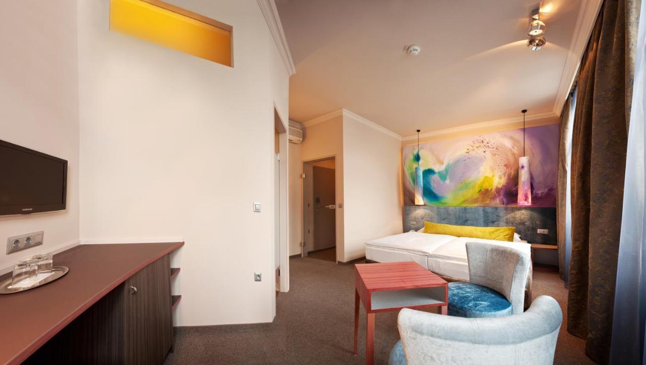 Deluxe Double or Twin Room Street View