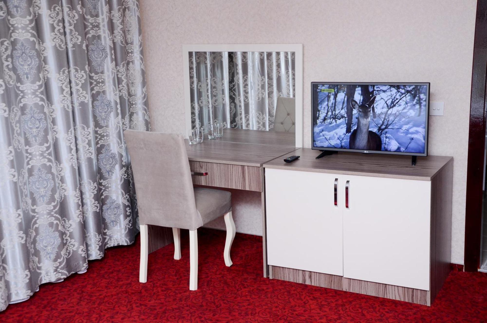 Executive Suite Partial Sea View with Balcony, Lounge Access, Breakfast, Refreshments & Evening drinks and Canapés,1391183672:JPEG