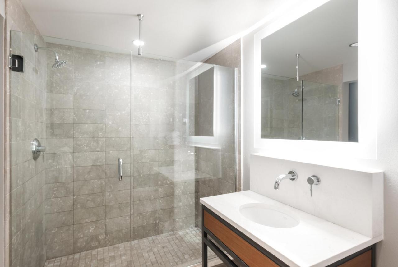 Executive Suite,918287569:JPEG