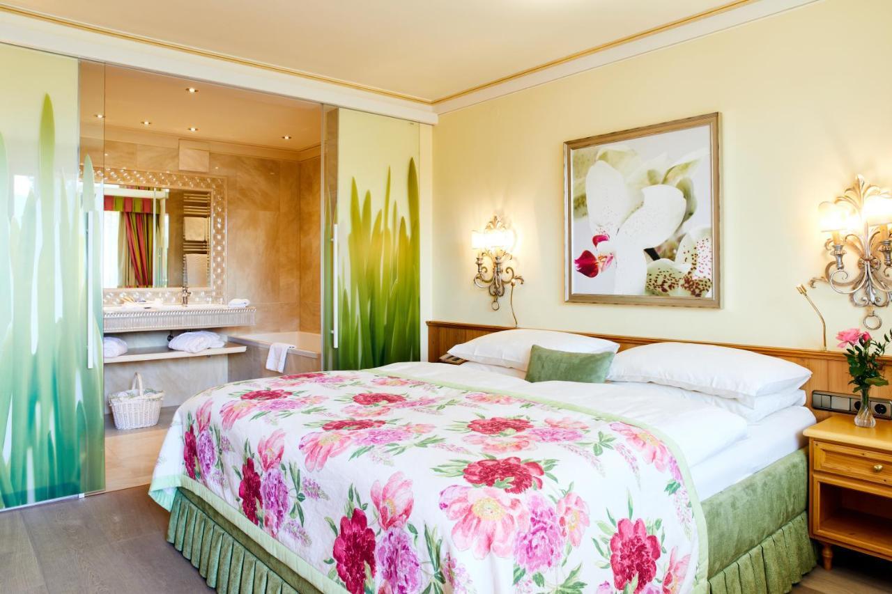 Suite,926630761:JPEG