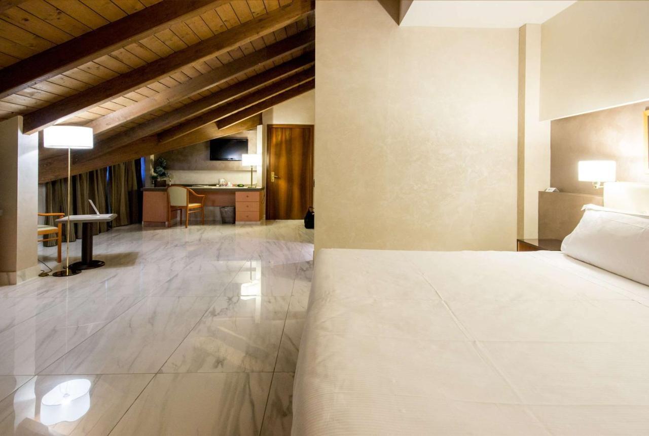 Junior Suite - Non-Smoking,1216471564:JPEG