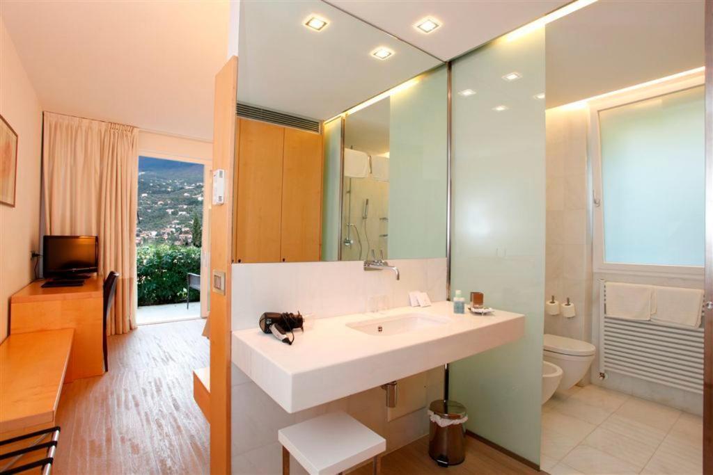 Double Room with Balcony and Lake View,942514847:JPEG