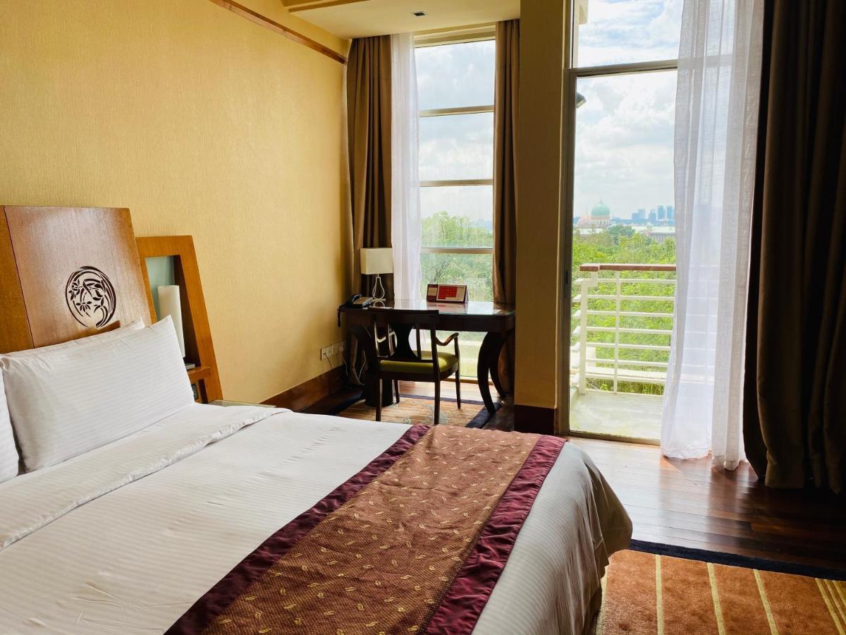 Deluxe Garden View King Room