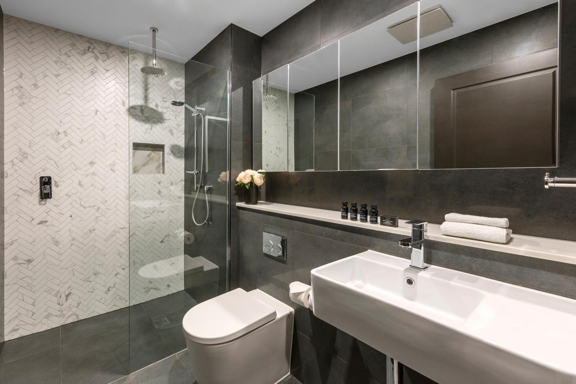 King Deluxe Standard with Walk-in Shower