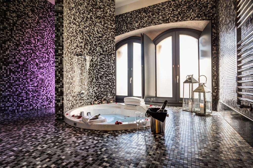 Suite with Hot Tub,377251141:JPEG
