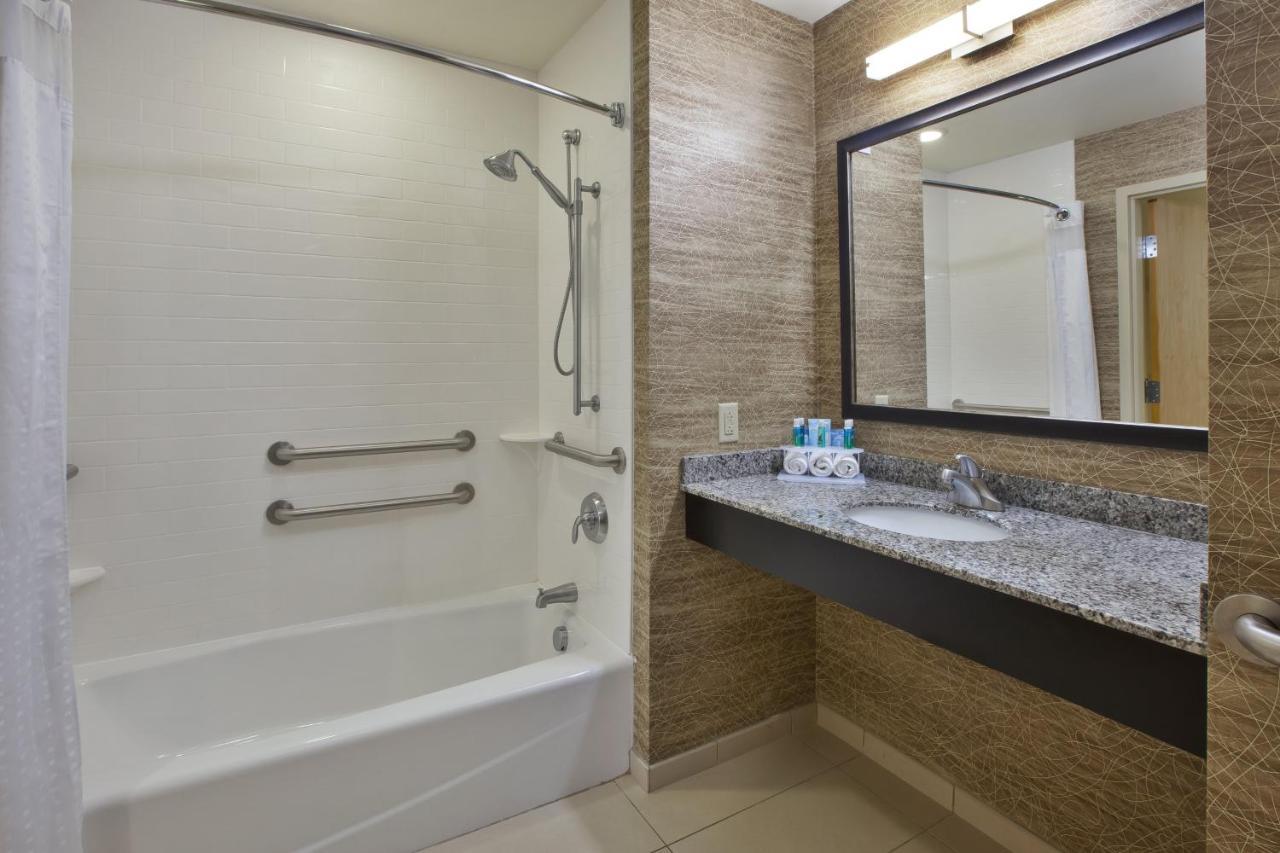 King Suite with Sofa Bed - Communication Accessible
