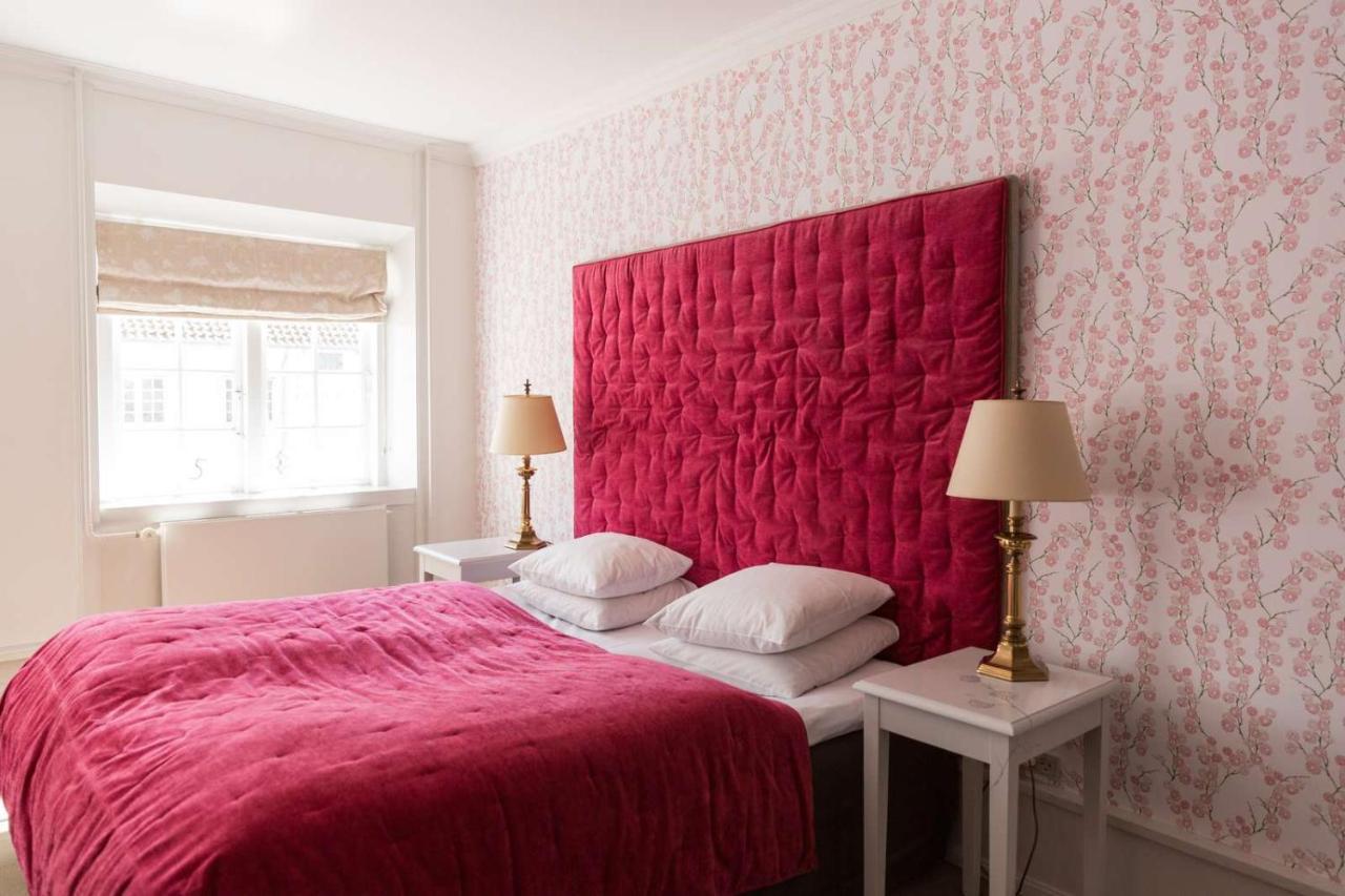 Castle Room with bathtub