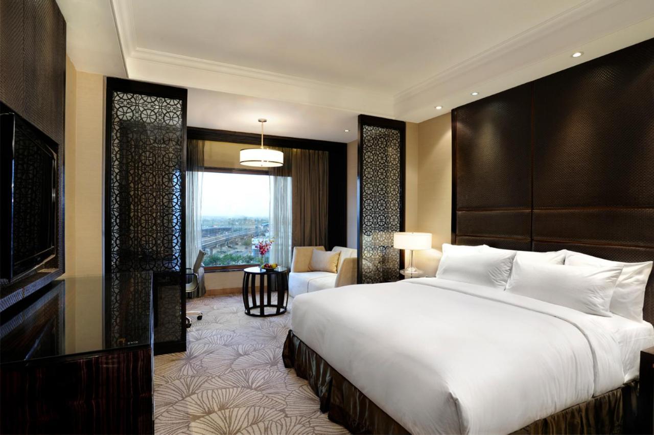 Standard King Room with Lounge Access with 15% off on Food and Beverage on Restaurant, Spa and Laundry