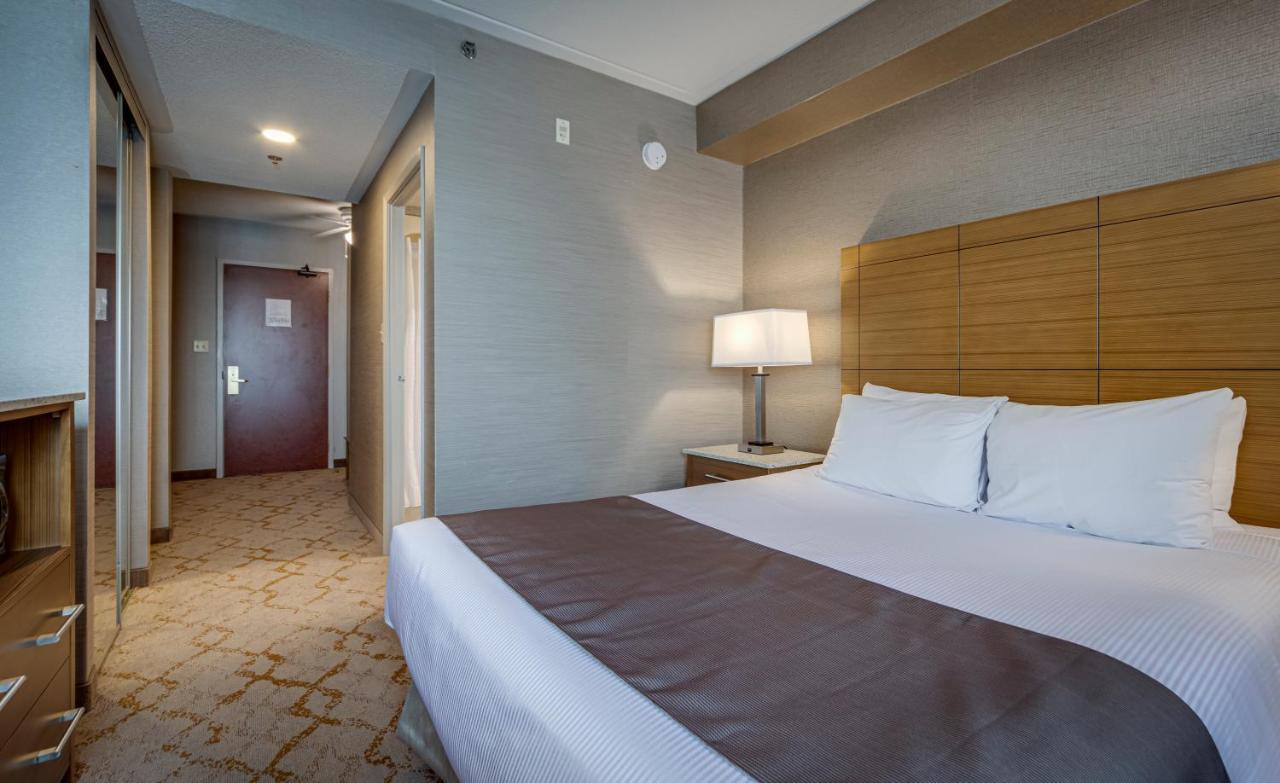 Queen Suite with Sofa Bed,982191820:JPEG