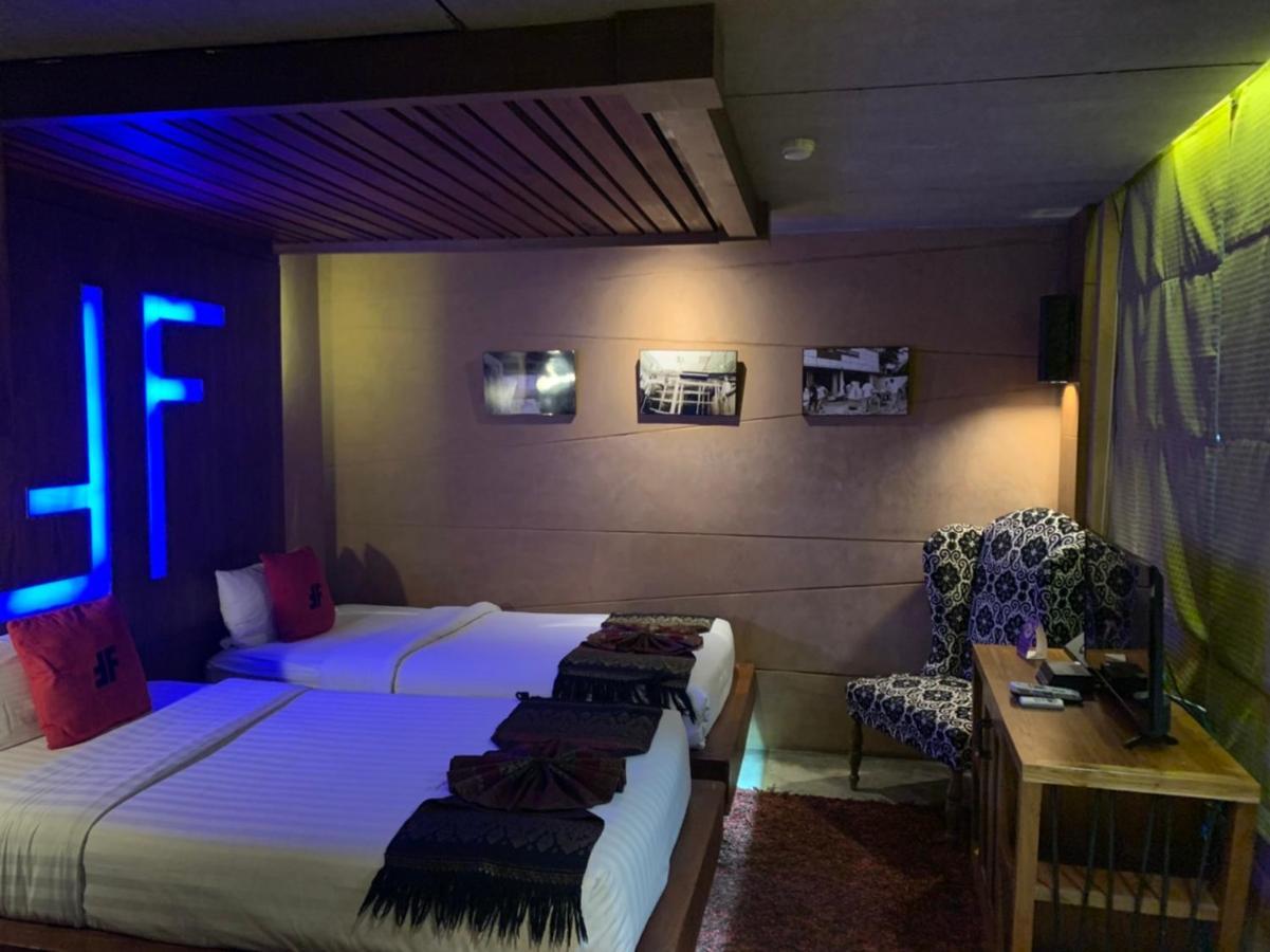 Deluxe Chill Twin Beds Room