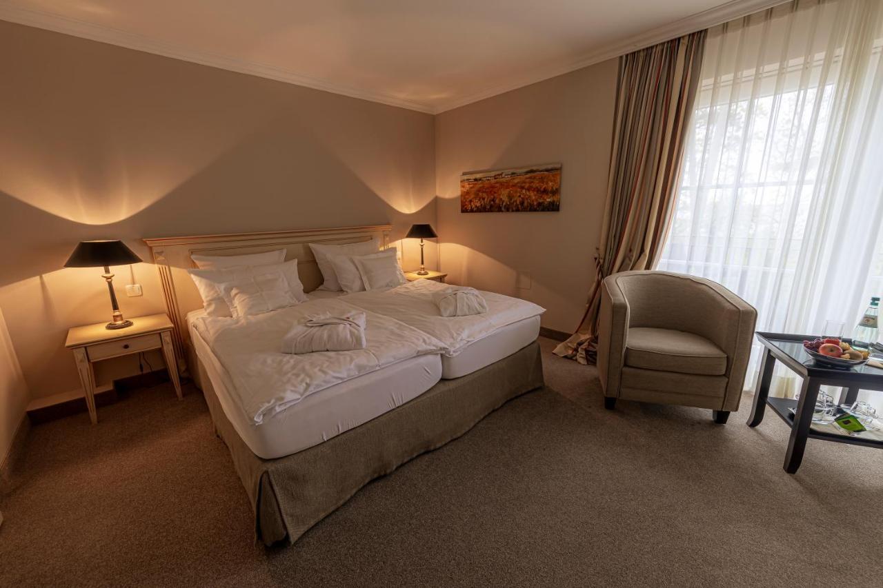 Standard Double Room Balcony Sea View 8