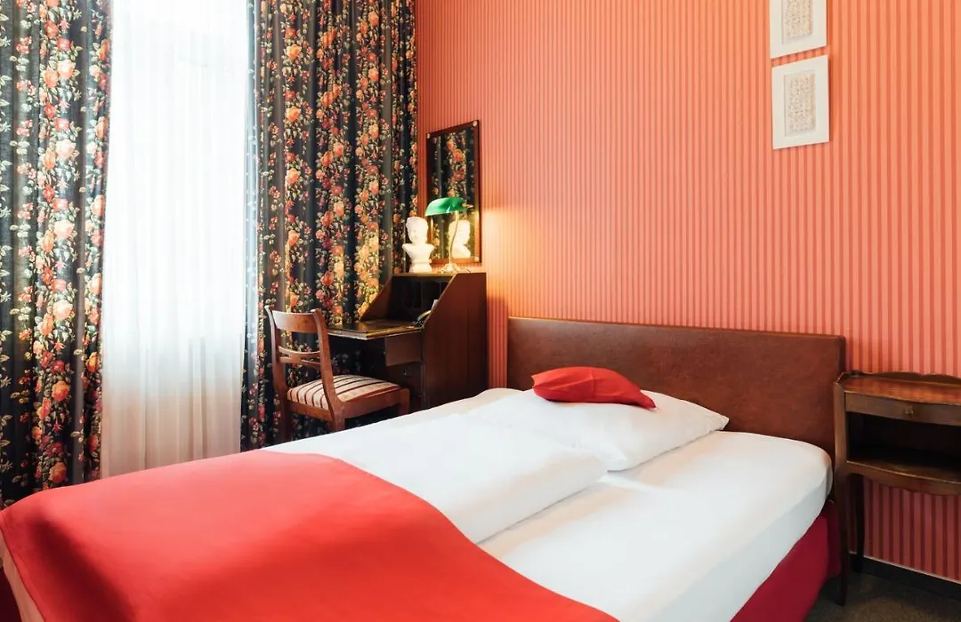 Das Kleine Hotel-1