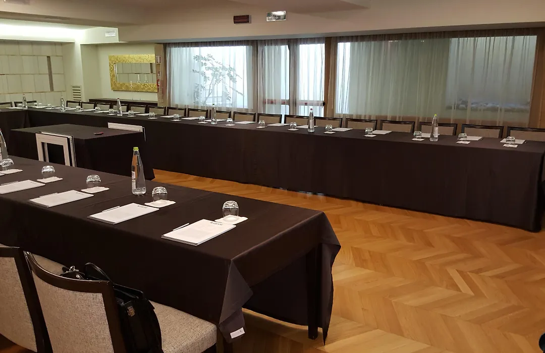 Breaking Business Hotel-1