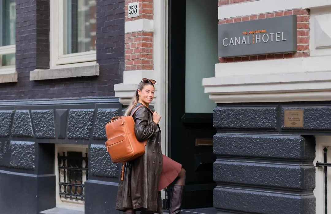 Amsterdam Canal Hotel-1