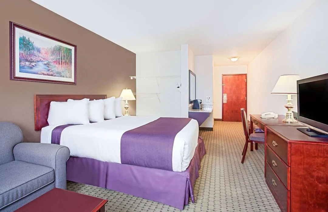 Ramada By Wyndham Red Deer Hotel & Suites-1