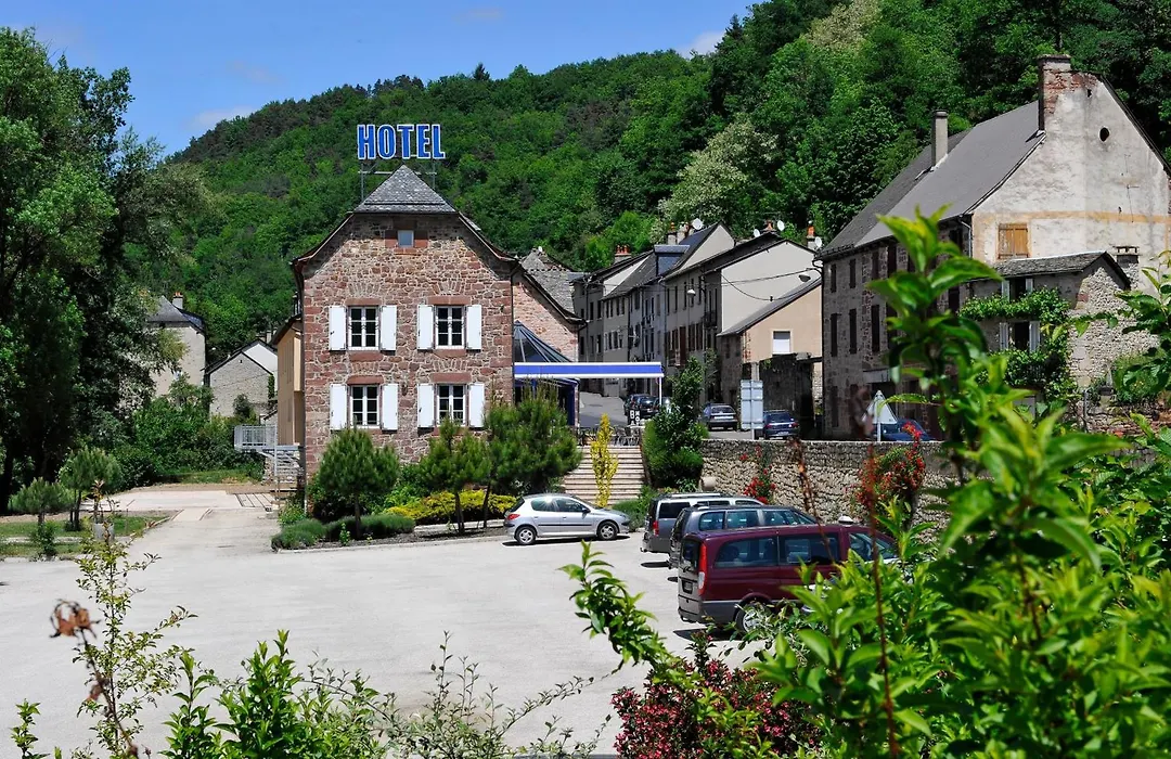 Logis Hôtel Restaurant Les 2 Rives - A75, en bordure de rivière-1
