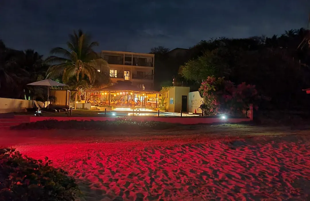 Manta Raya Hotel - Right On The Beach-1