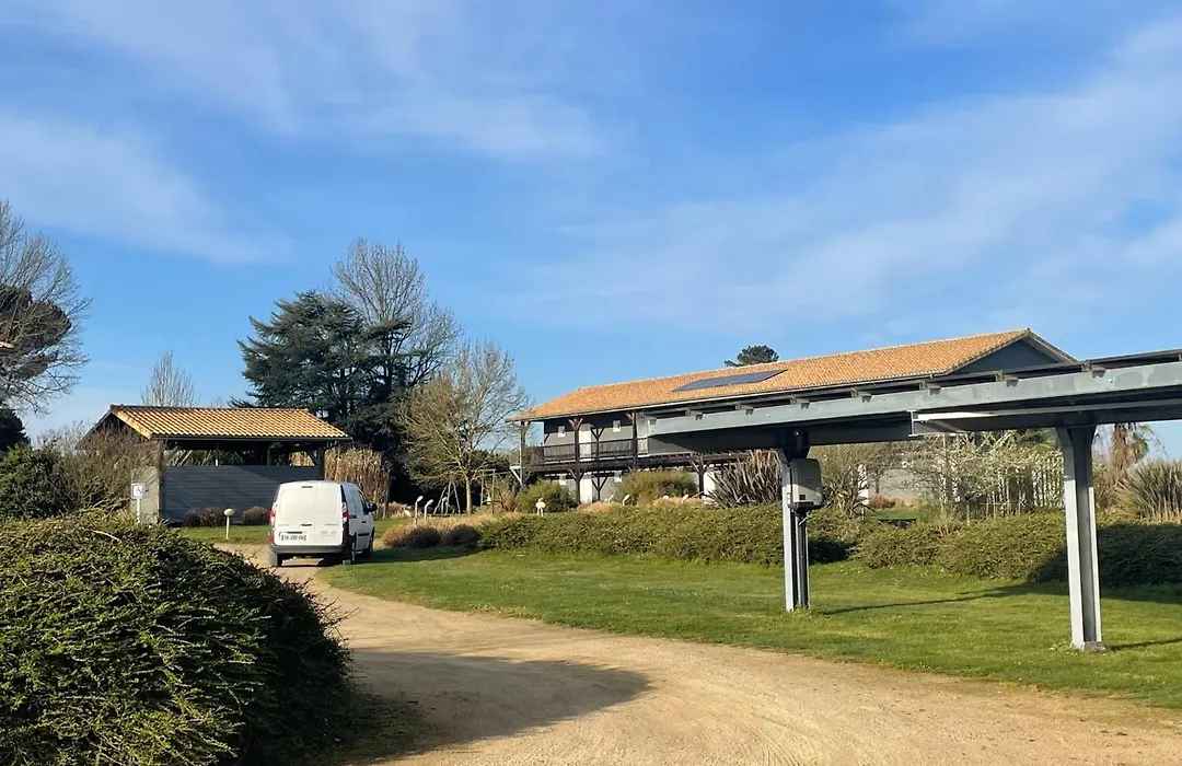 Hotel Lodge La Petite Couronne-1