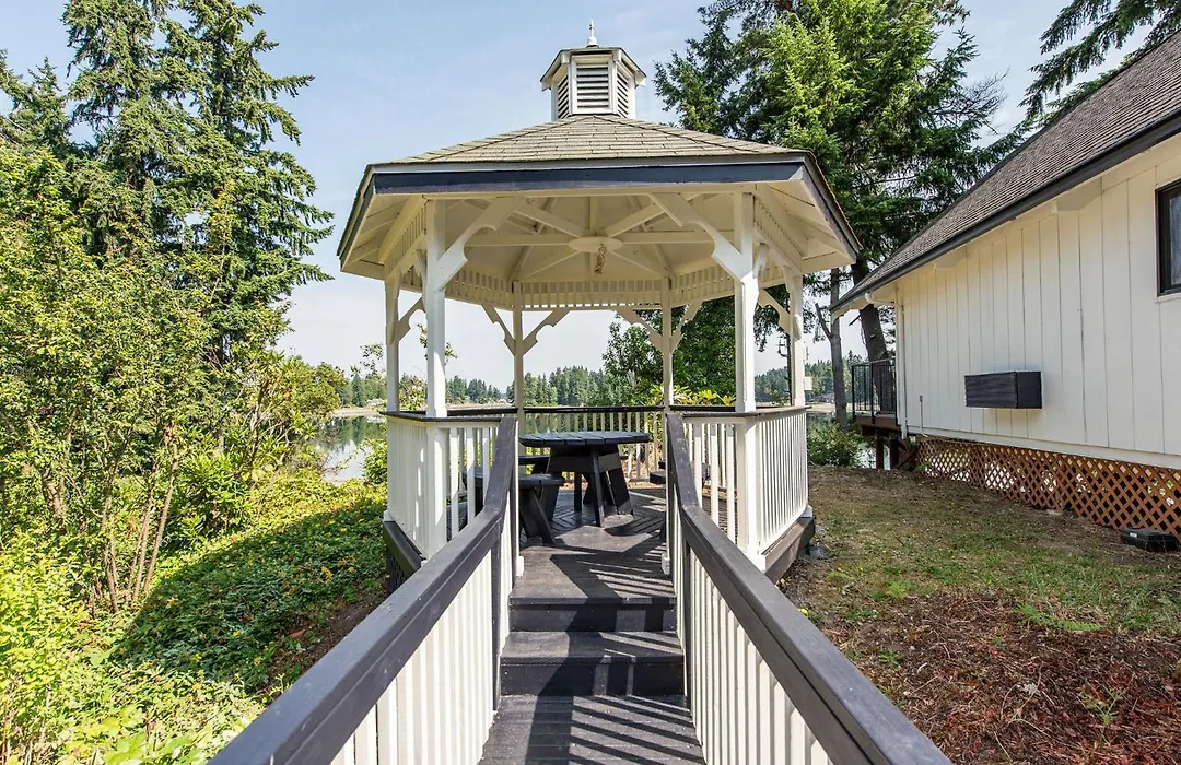 Oyster Bay Inn & Suites-1