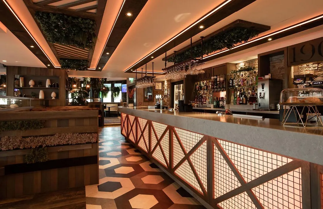 Royal Hotel-1
