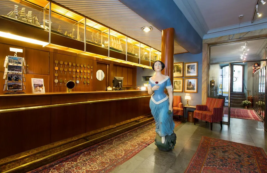 Lady Hamilton Hotel-1