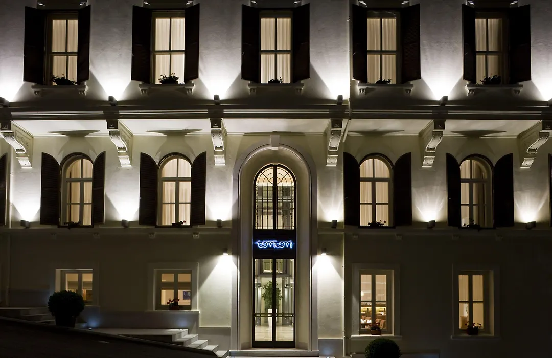 Tomtom Suites-1
