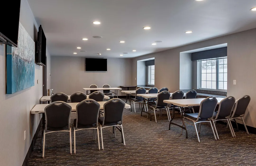 Best Western Plus Woodstock Inn & Suites-1