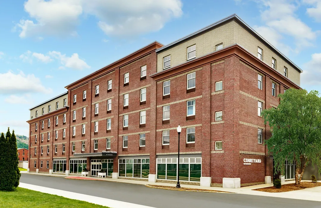 Courtyard Keene Downtown-1