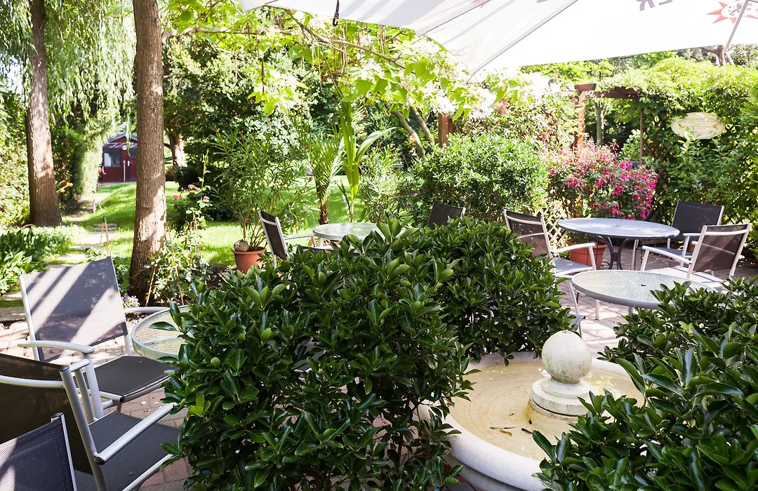 Hotel Garni Schlossgarten-1
