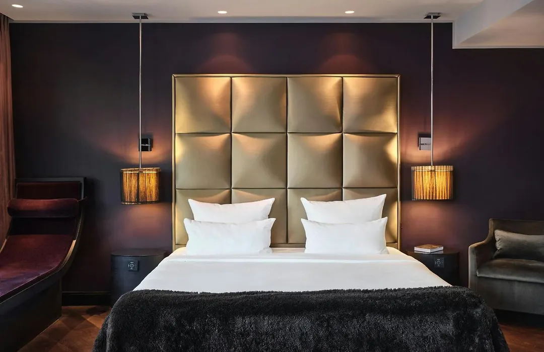 Roomers Frankfurt Central, Autograph Collection-1