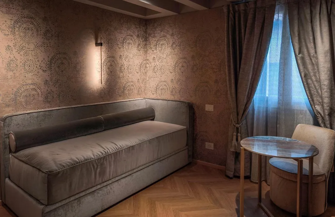 Hotel Antiche Figure-1