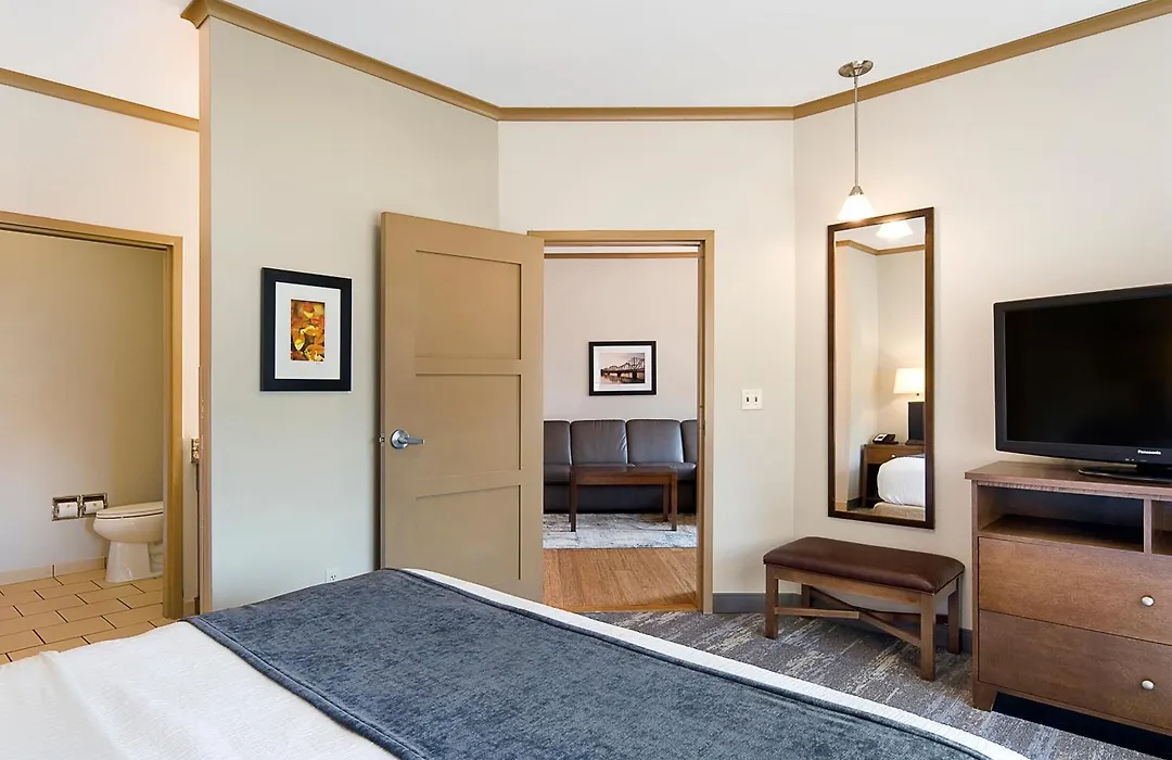 Clubhouse Hotel And Suites-1