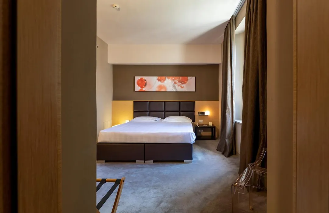 Unahotels Villa Dei Platani Foligno-1