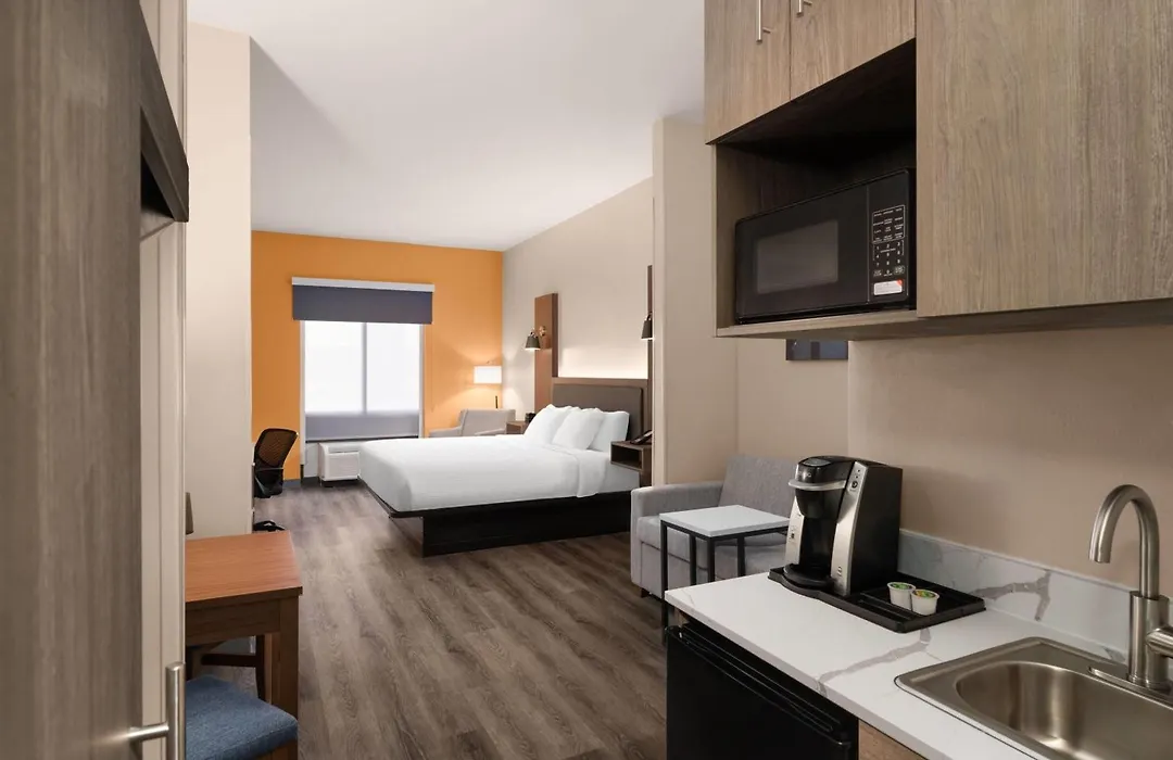 La Quinta Inn & Suites By Wyndham Bessemer-1
