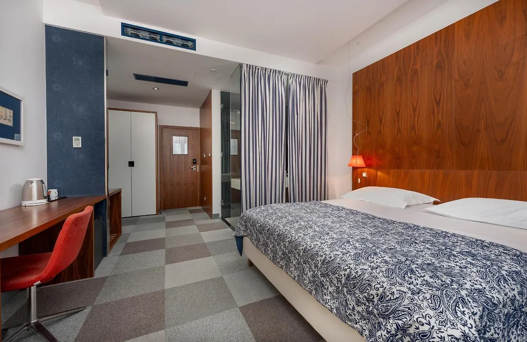 Hotel In-1