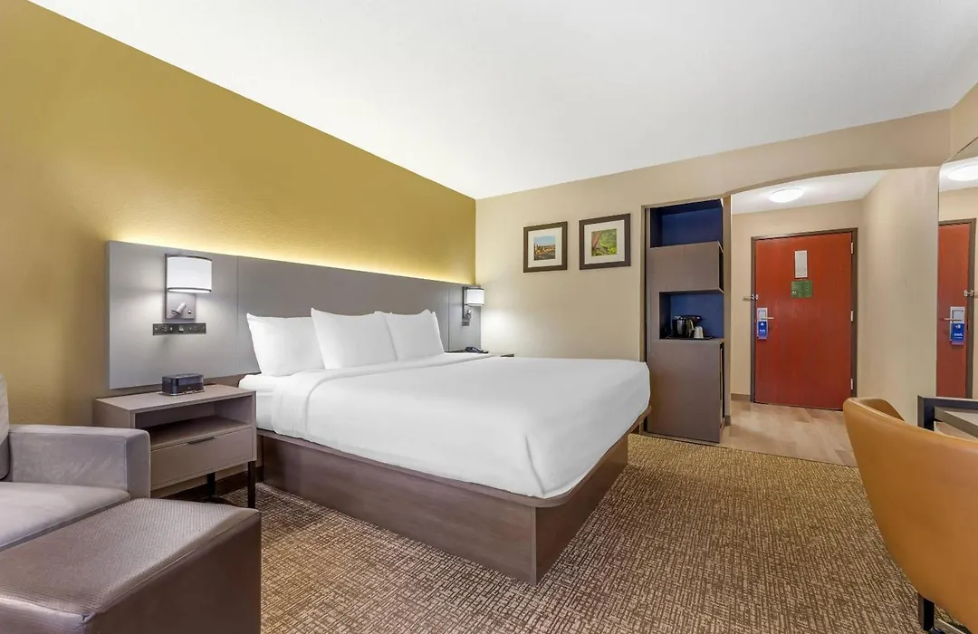Comfort Suites Pittsburgh Airport-1