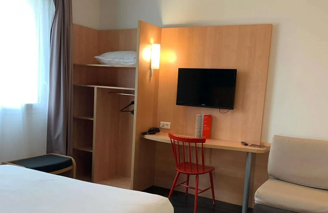 ibis Les Herbiers-1